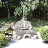 万治の石仏　血を流したという言い伝えのある石