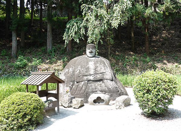 万治の石仏　血を流したという言い伝えのある石