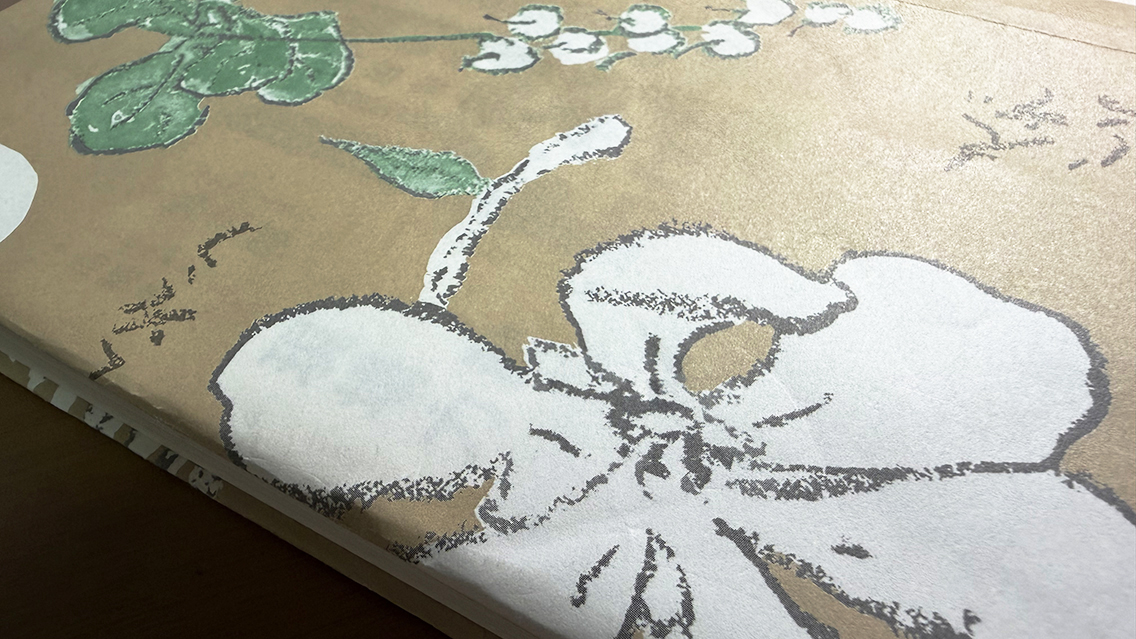 六花亭のモカ色包装紙をブックカバーにした本