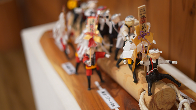 御柱祭の様子　人形