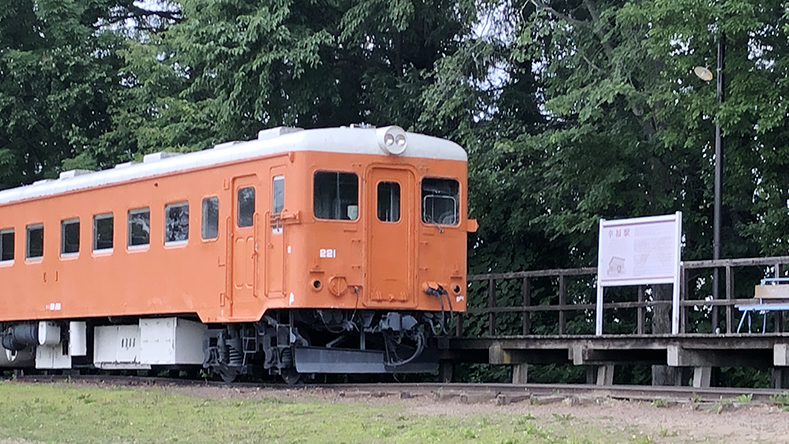 北海道帯広市にある旧国鉄広尾線の幸福駅。オレンジ色の列車がホームに展示され、今も旅人を迎えている