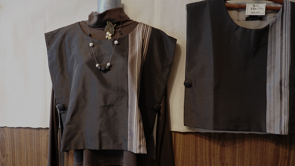 糸工房「森」に展示されていた黒八丈のベスト。美しい照り。深い色合いに感動。