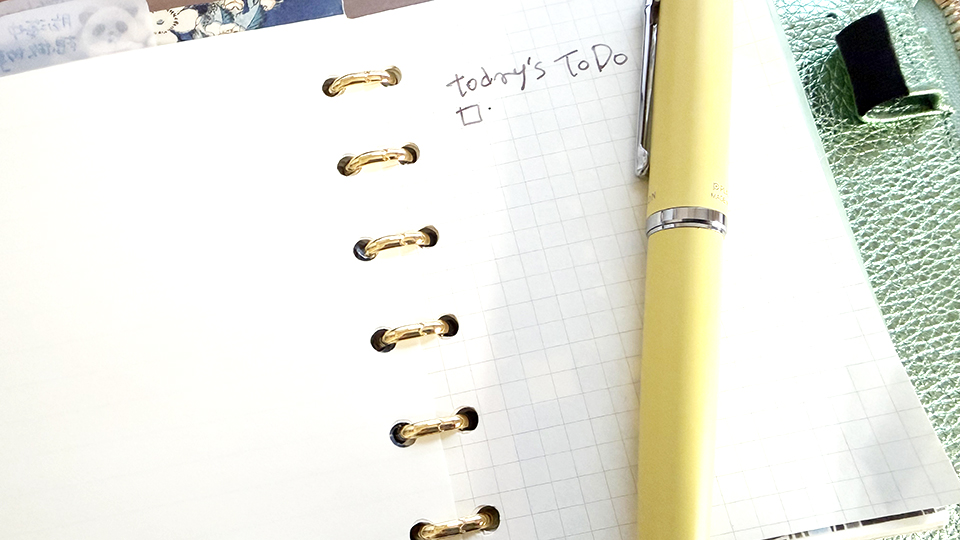 毎朝ToDoを書くシステム手帳とペンを写した心のメンテナンスのアイキャッチ画像