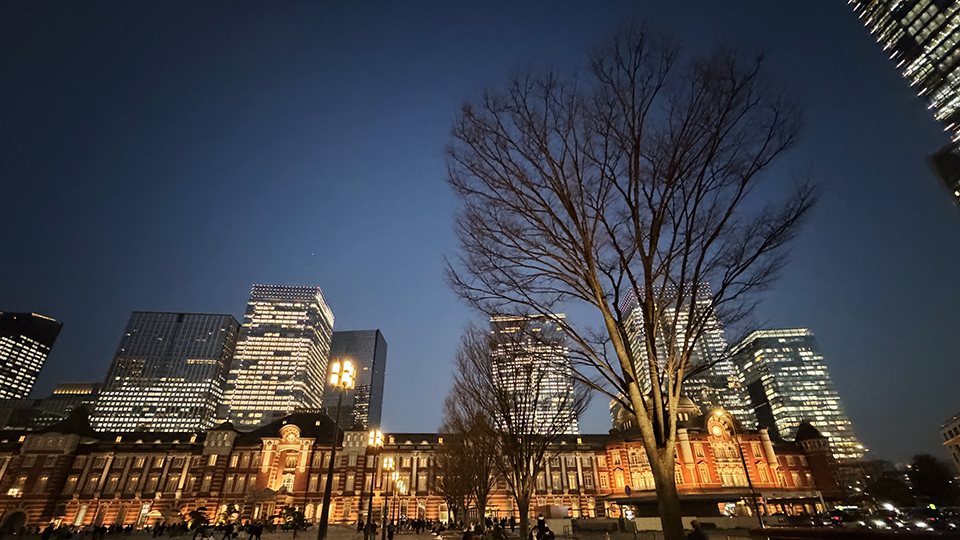 夕暮れどきの東京駅